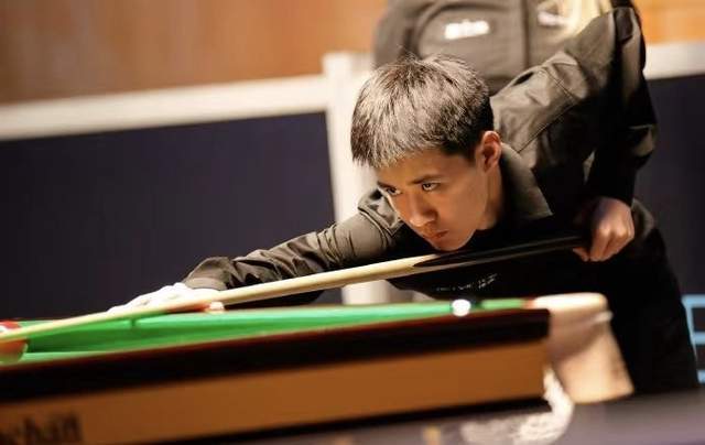 那一年他们风华正茂：李连杰和刘家良师傅相互模仿学习！